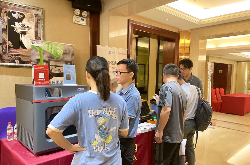 格丹納業(yè)務(wù)經(jīng)理與參會(huì)人員介紹儀器 格丹納業(yè)務(wù)經(jīng)理與參會(huì)人員介紹儀器