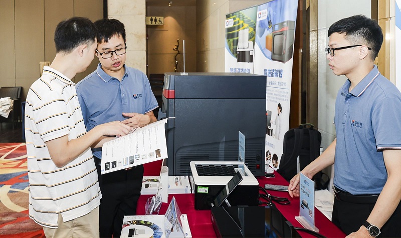 銷(xiāo)售總經(jīng)理為客戶(hù)展示商品，耐心答疑解惑