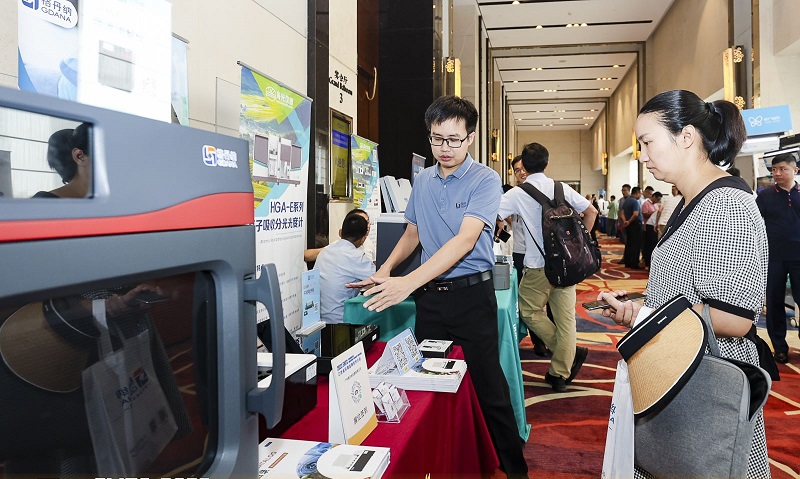 銷(xiāo)售總經(jīng)理為客戶(hù)展示商品，耐心答疑解惑