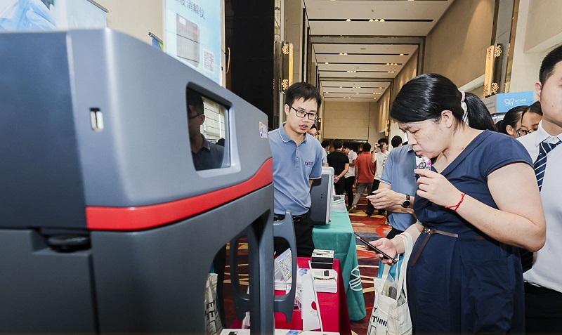 銷(xiāo)售總經(jīng)理為客戶(hù)展示商品，耐心答疑解惑